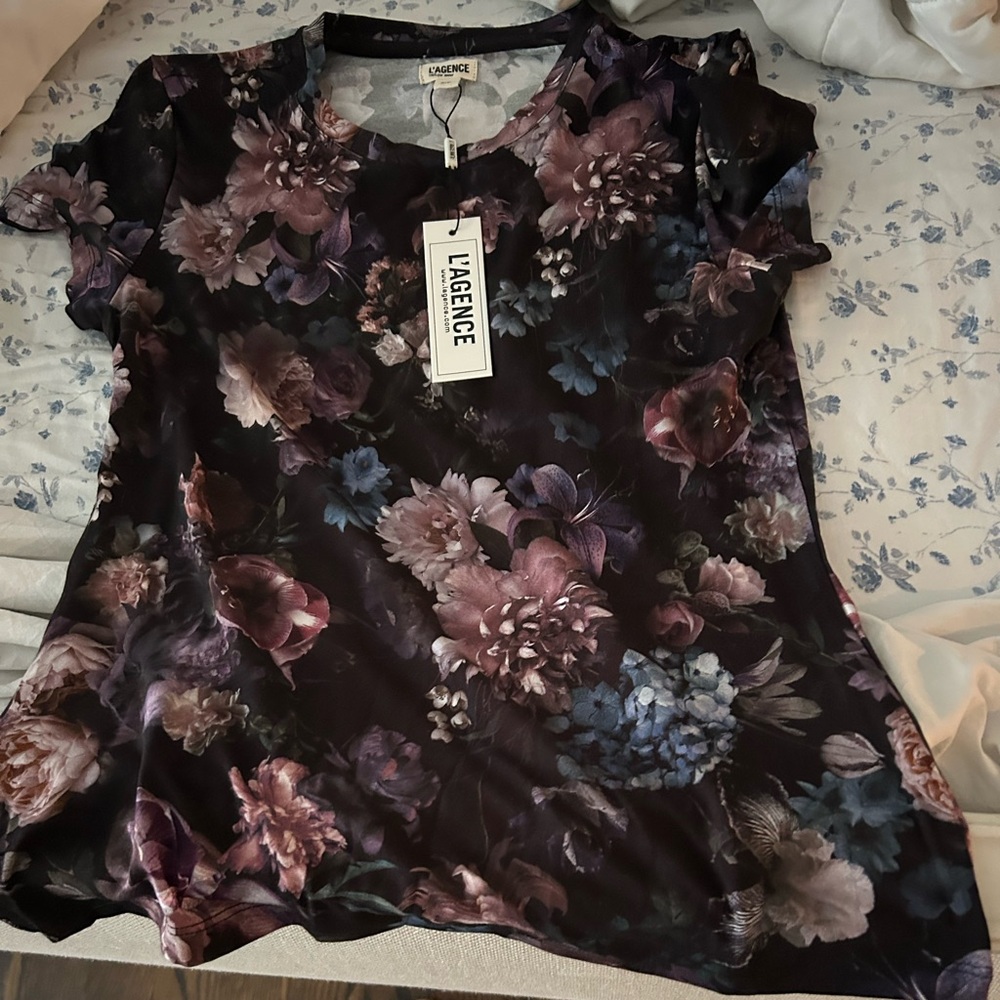 L’agence resi tee. Size small cool floral shirt sleeve tee. Never worn